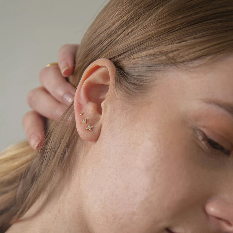 Boucles d’Oreilles Fleur Style Coréen – Zircone Cubique Blanche, Couleur Or