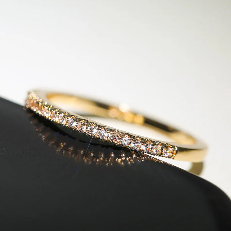 Bague de Mariage Minimaliste Huitan – Alliance Fine Géométrique Ornée de Zircon Cubique Brillant pour Femme