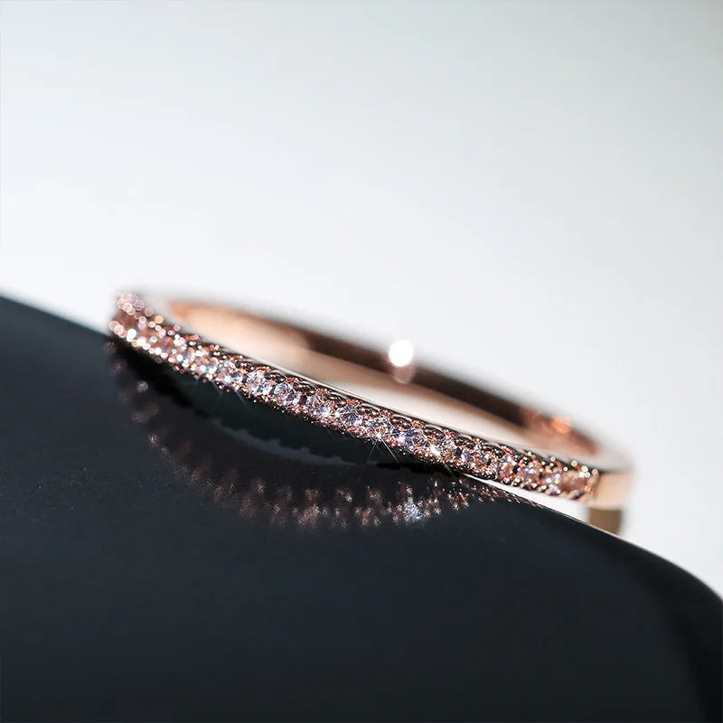 Bague de Mariage Minimaliste Huitan – Alliance Fine Géométrique Ornée de Zircon Cubique Brillant pour Femme
