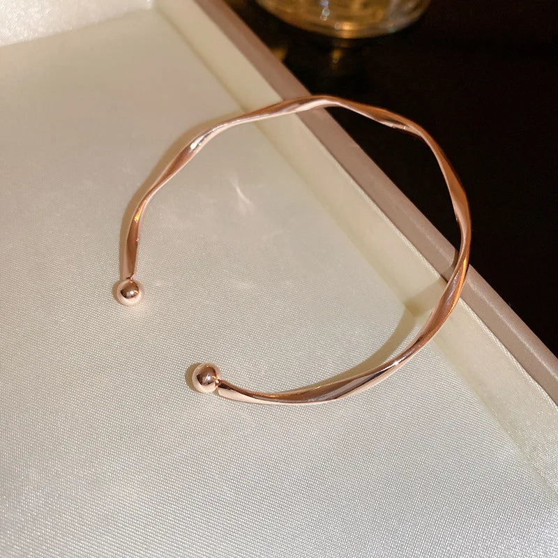 Bracelet Jonc Torsadé Ajustable  – Manchette Minimaliste Charm pour Femme, Cadeau Mariage & Bijou Tendance 2023