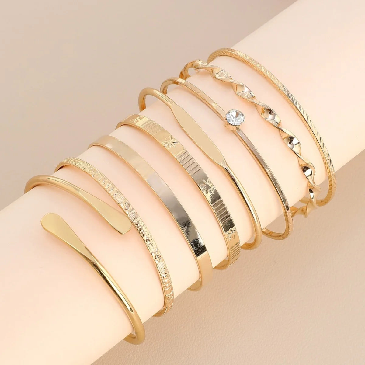 Set de 8 Bracelets Bangles – Texture Torsadée & Cristal Géométrique