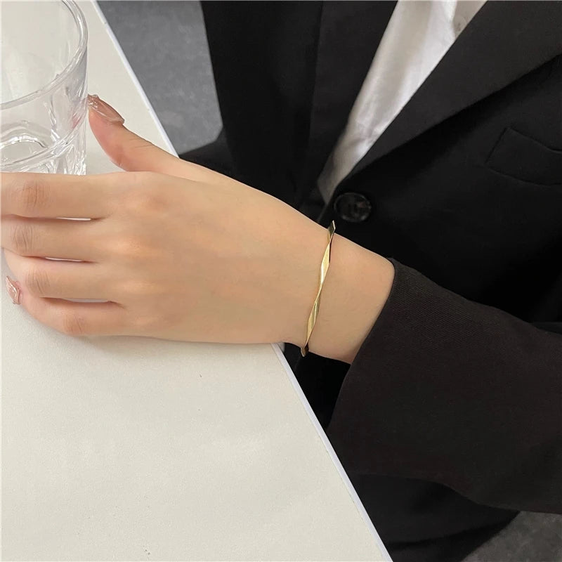 Golden Charm Bangles for Women Minimalism Fashion Twisted Couple Cuff Bracelet 2023 New Trendy Jewelry Girls Wedding Gift