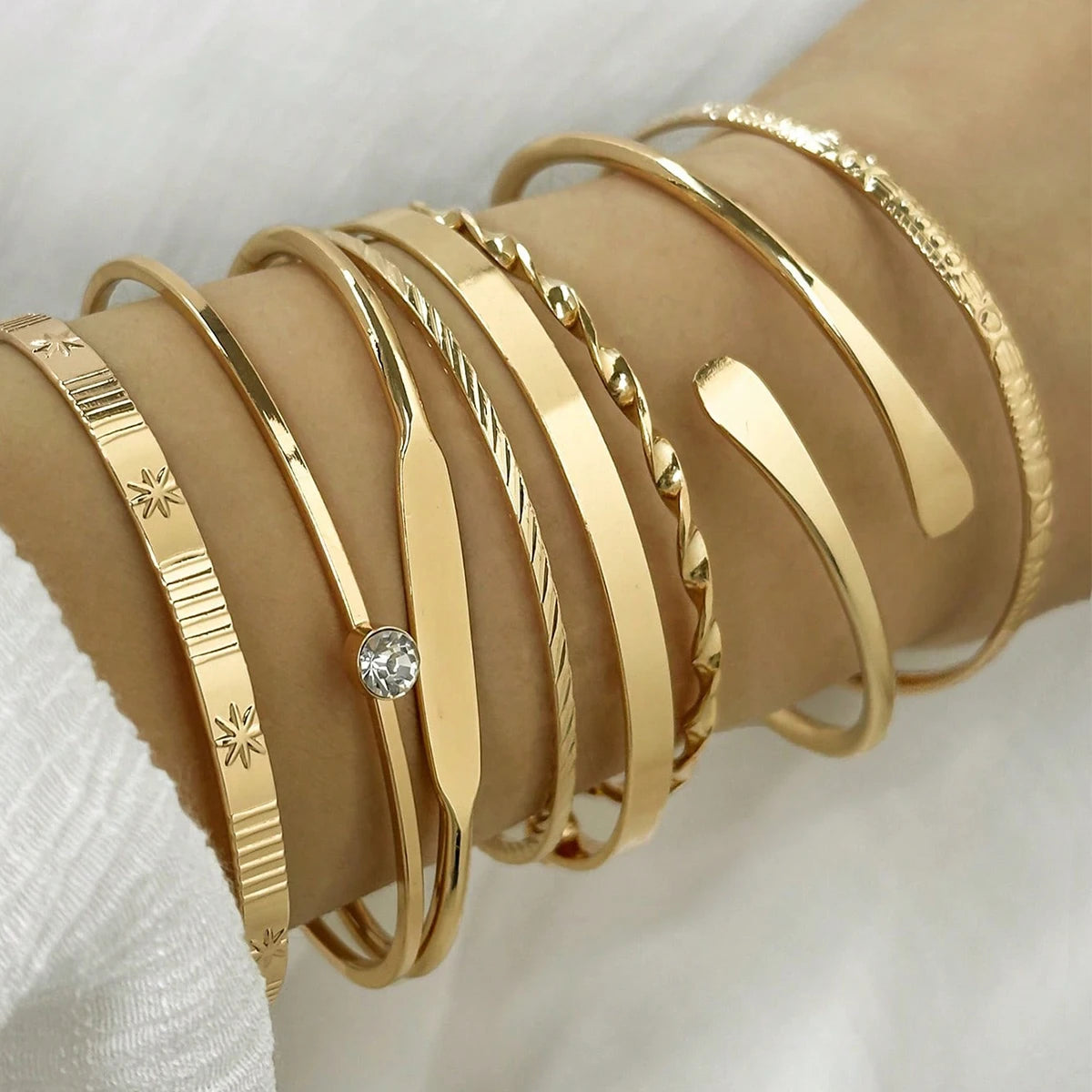 Set de 8 Bracelets Bangles – Texture Torsadée & Cristal Géométrique